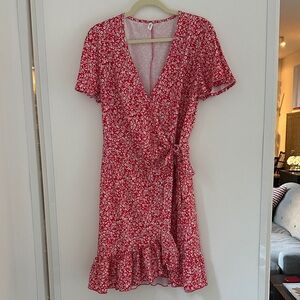 Chic Red Floral Mini Wrap Dress